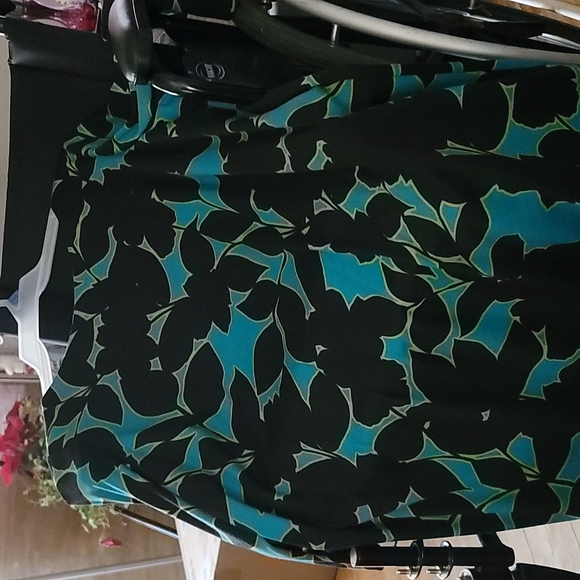 Maggy L Dresses & Skirts - Maggie L Beautiful 3/4 sleeve multi color dress